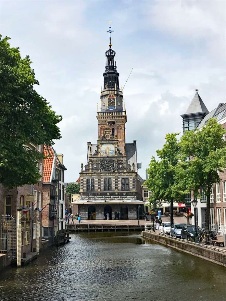 kirche am ende einer gracht in alkmaar
