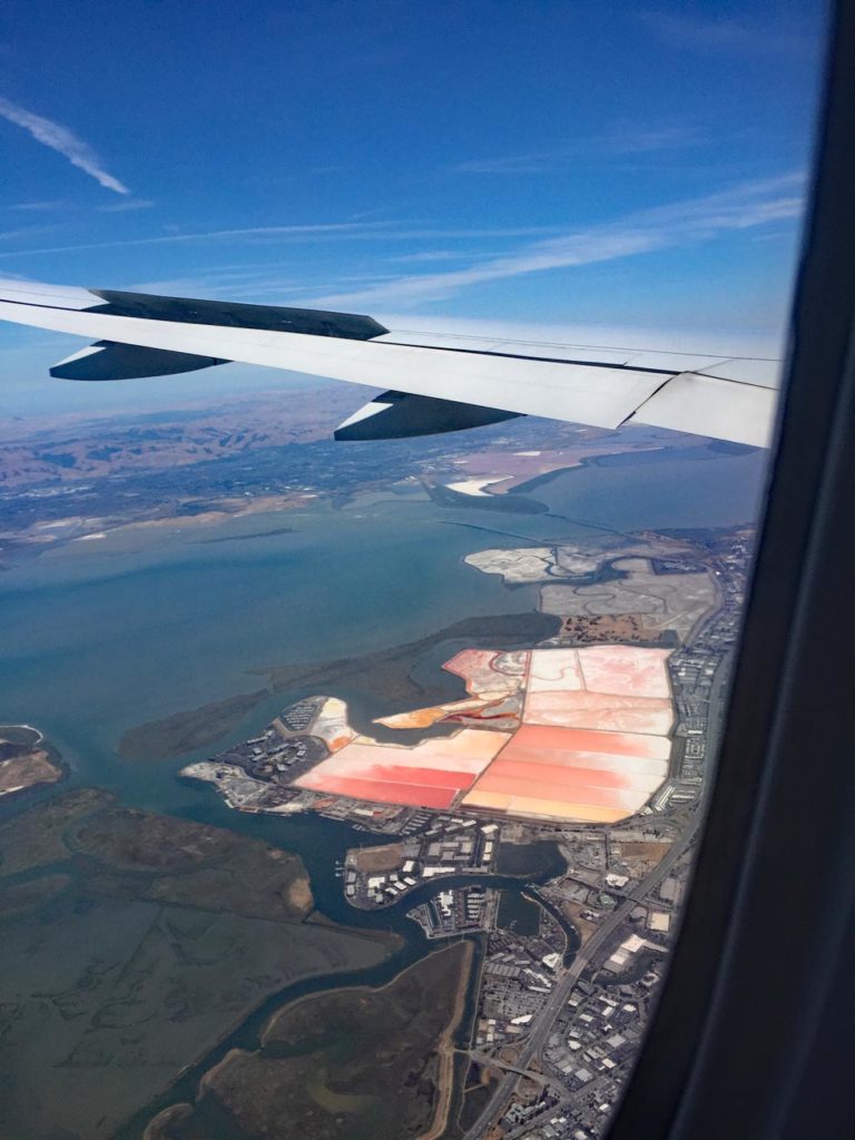 blick-auf-die-salinen-in-san-francisco-aus-dem-flugzeug-fenster