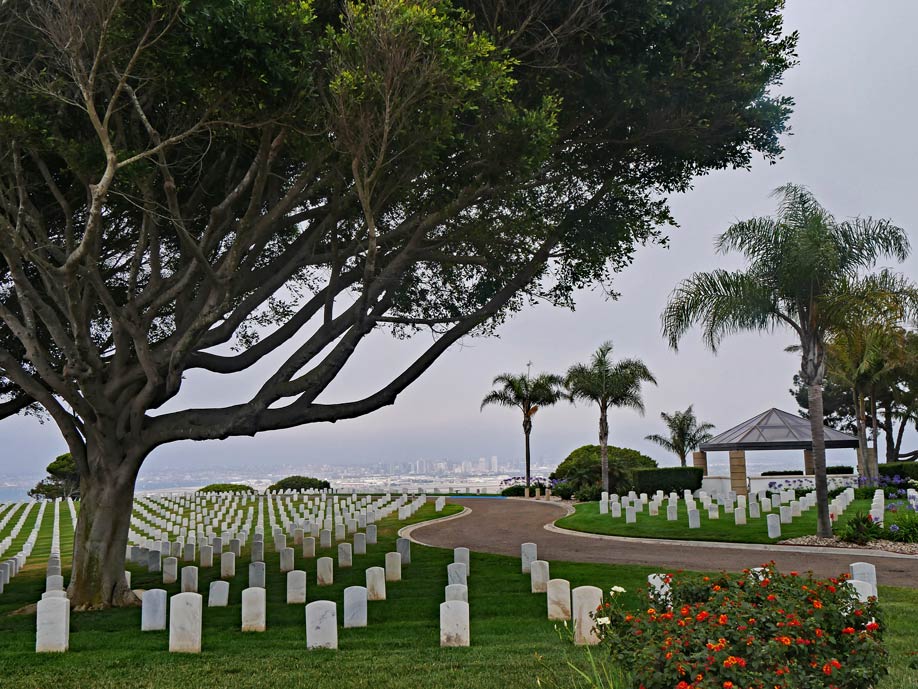 fort-rosecrans-friedhof-in-san-diego-ordentliche-weisse-reihen-von-grabsteinen-mit-ausblick-ueber-den-ozean