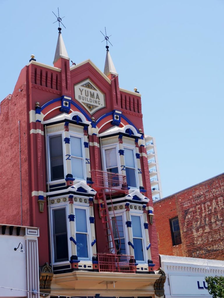 rotes-gebaeude-mit-verzierungen-im-gaslamp-quarter-in-san-diego