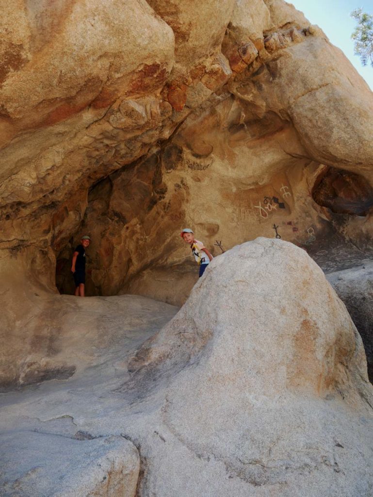 klettern-steine-felsen-joshua-tree-park-palm-springs-mit-kindern