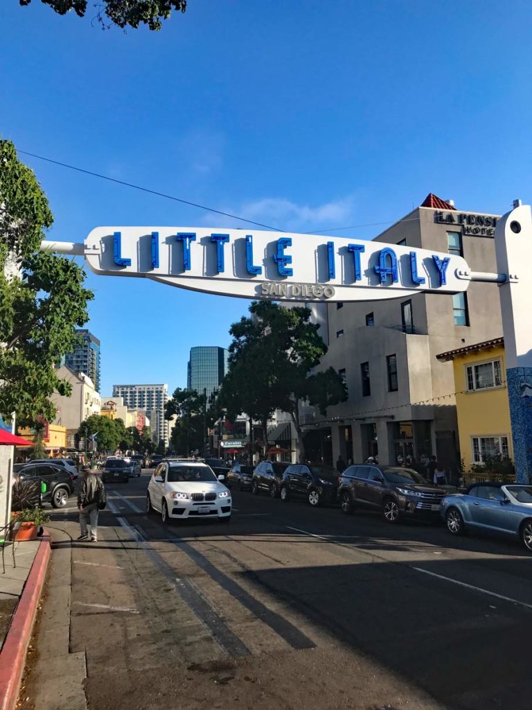 schriftzug-little-italy-in-san-diego-ueber-strasse