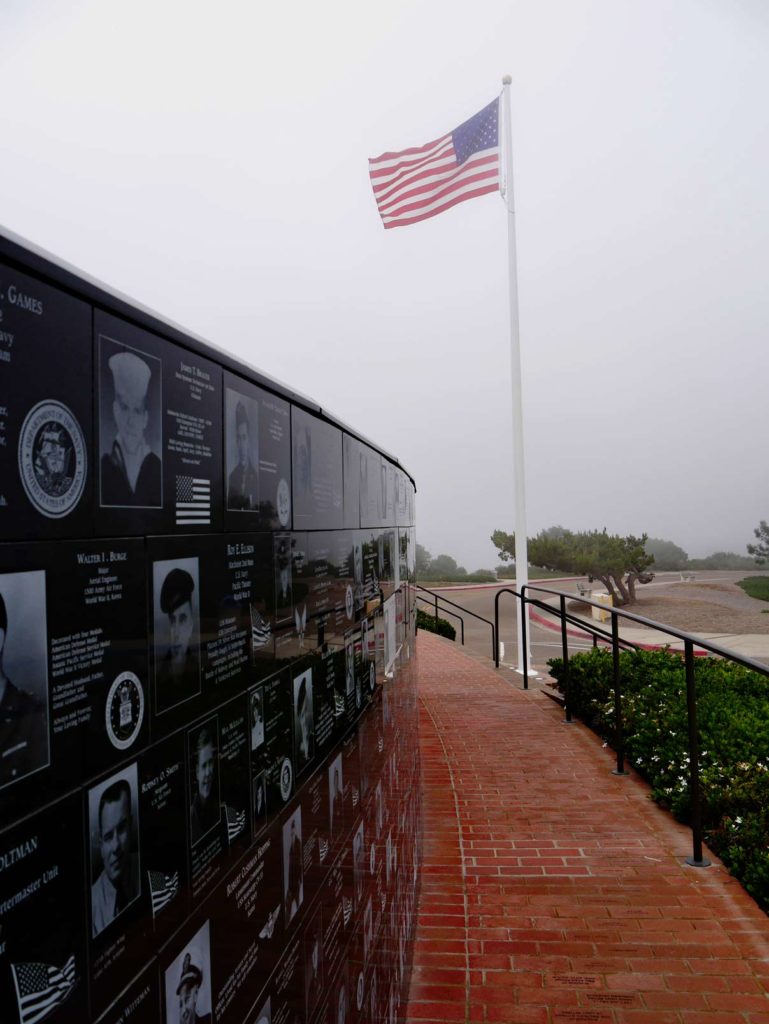 erinnerungstafeln-veteranen-in-san-diego-mit-blick-auf-amerikansche-flagge-im-nebel