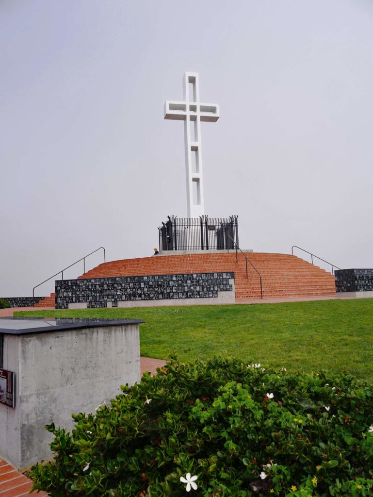 weisses-kreuz-an-veteranen-gedenkstaette-in-san-diego