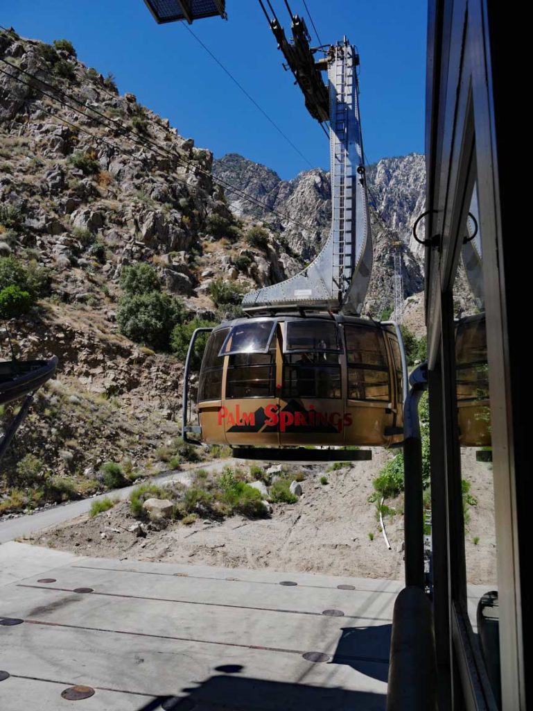 palm-springs-seilbahn-gondel-faehrt-auf-talstation