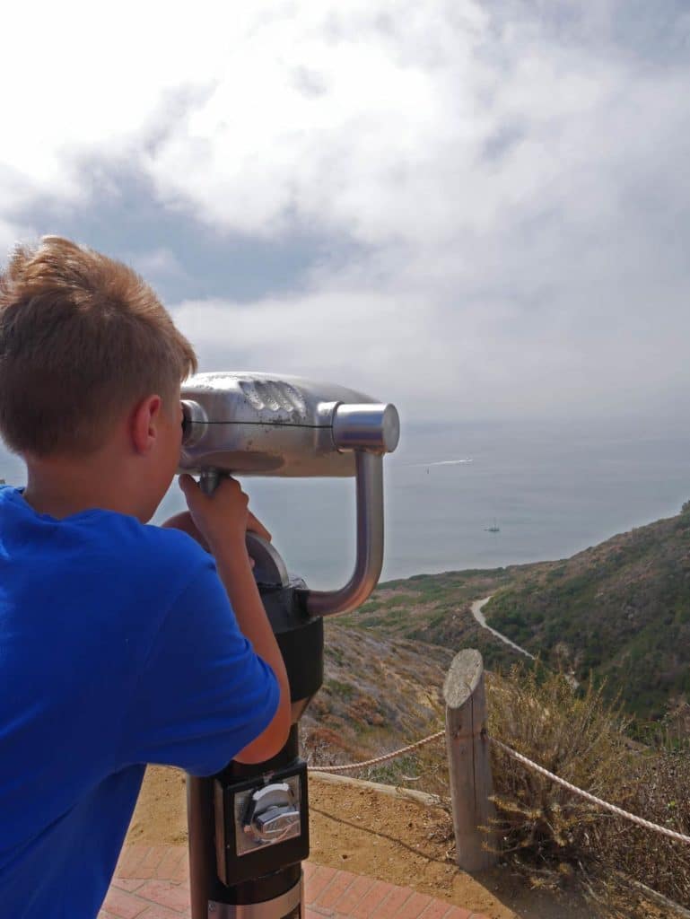 kind-mit-fernglas-point-loma-lighthouse-san-diego-mit-kindern