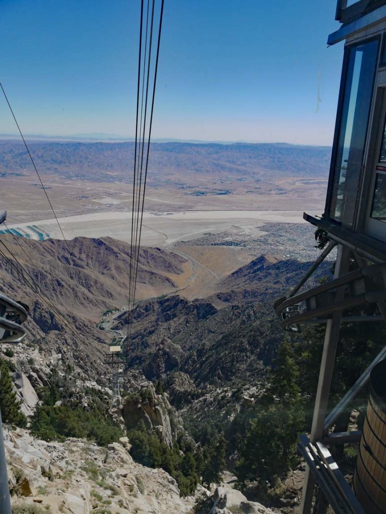 blic-ueber-gondel-der-palm-springs-seilbahn-und-san-andreas-graben