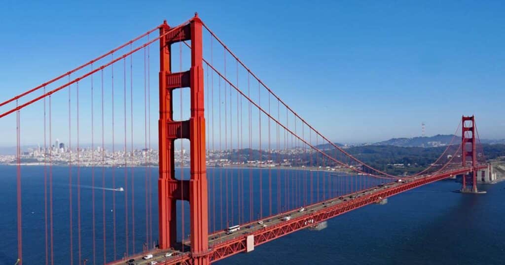rote-golden-gate-bridge-bei-strahlend-blauem-himmel