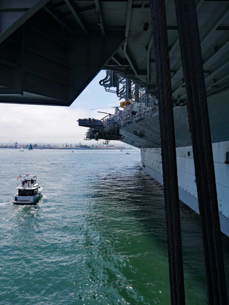 boot-fahert-neben-dem-flugzeugtraeger-uss-midway-in-san-diego