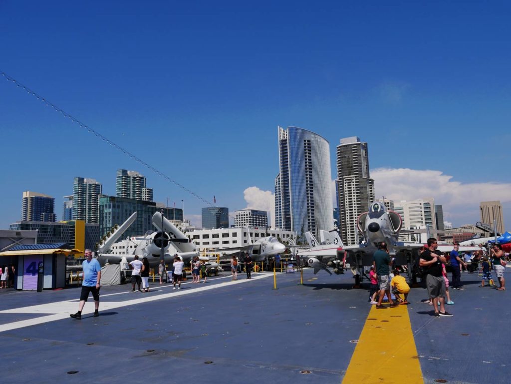 blick-ueber-den-flugzeugtraeger-uss-midway-mit-flugzeugen-im-hintergrund-skyline-san-diego