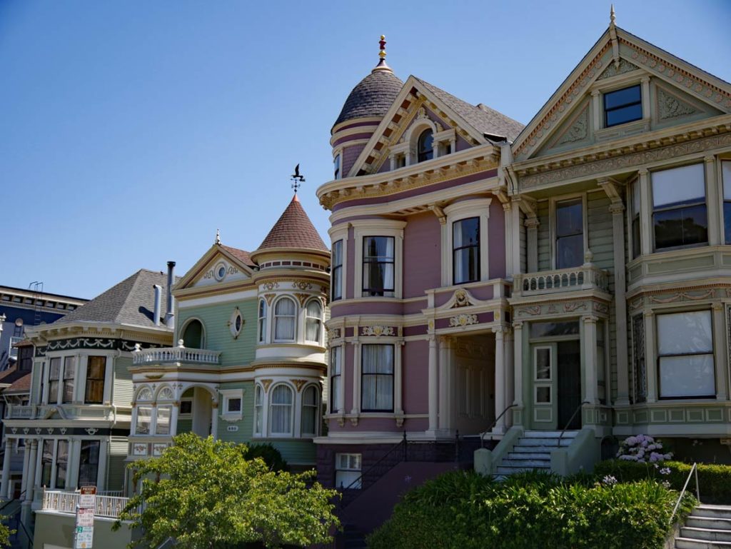 bunte-villen-mit-verzierungen-und-tuermchen-im-alamo-square-in-san-francisco