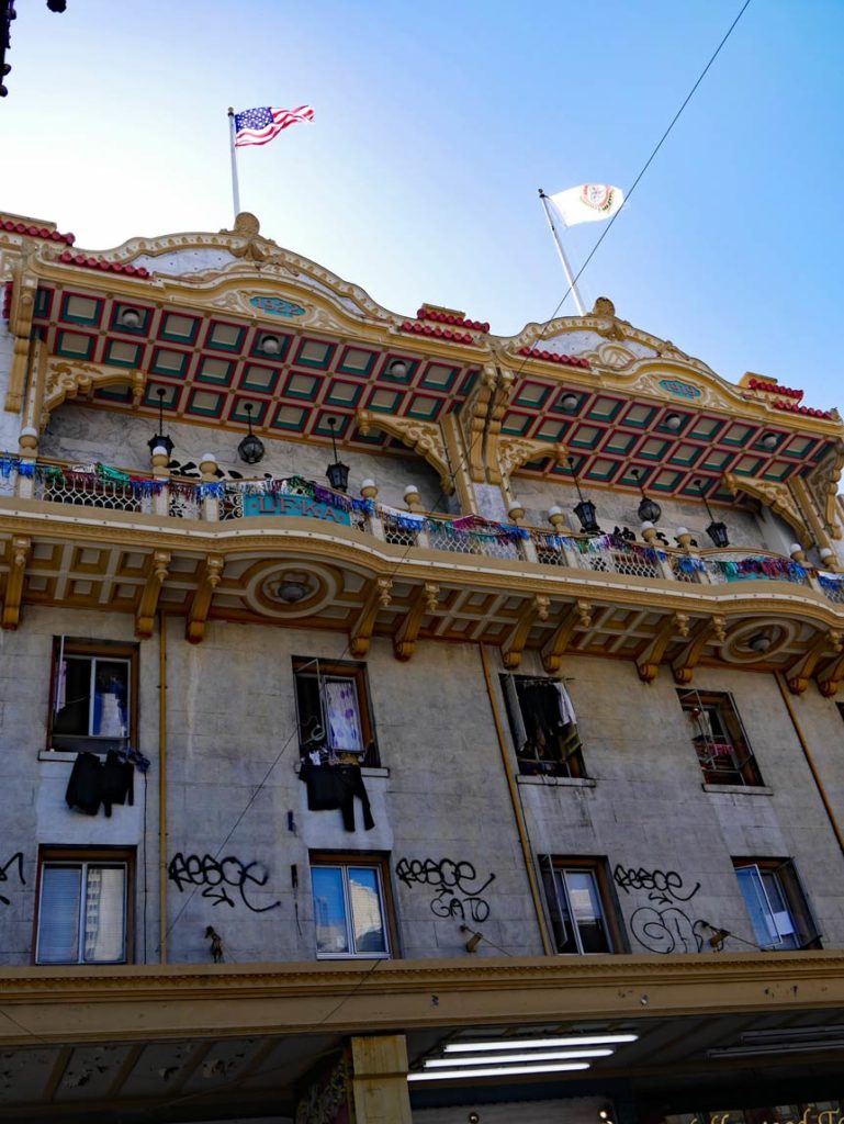 gebaeude-in-chinatown-in-san-francisco-mit-us-flagge-auf-demdach