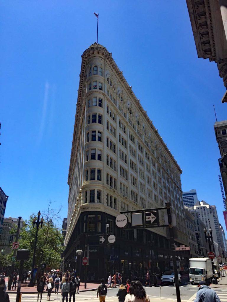 hochhaus-in-san-francisco-welches-aehnlich-flach-wie-das-flatiron-building-in-nyc-ist