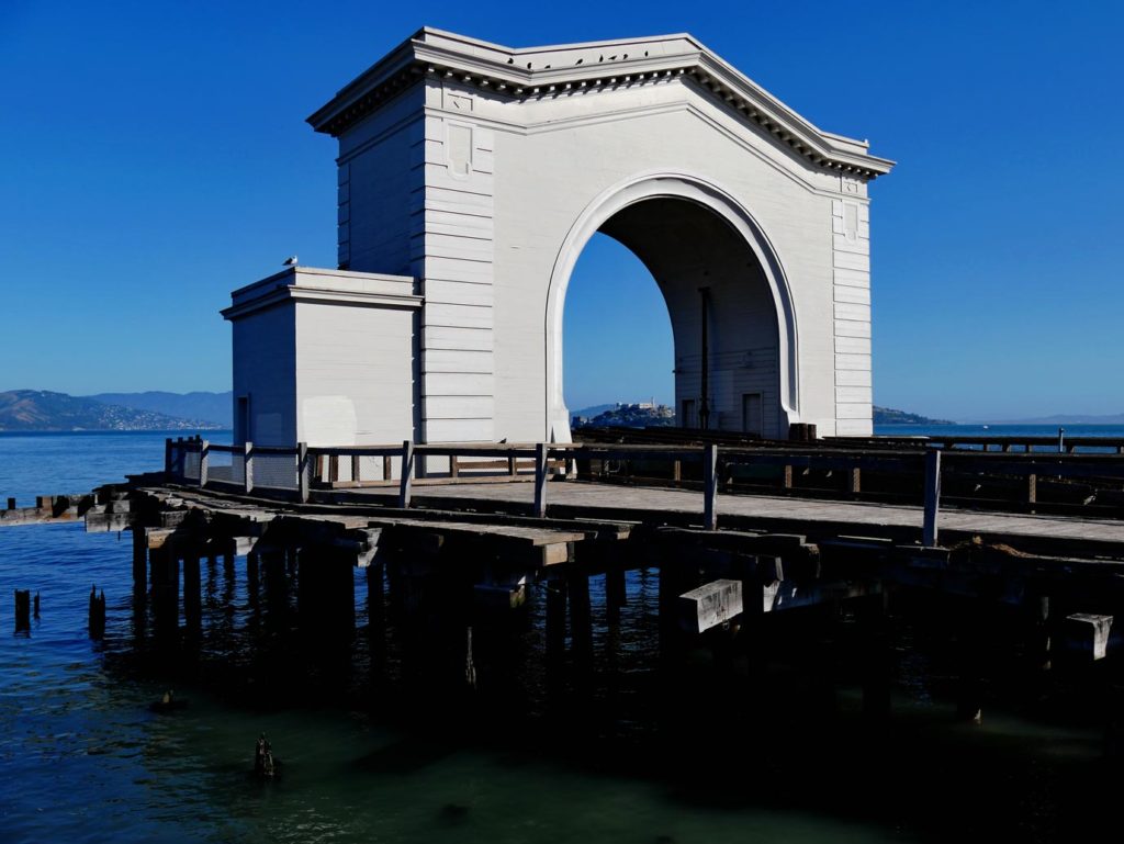 weisser-torbogen-ferry-arch-pier-34-in-san-francisco-am-hafen