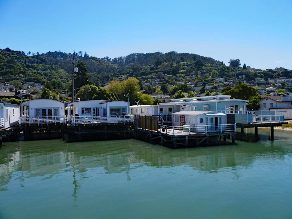 hausboote-in-sausalito-im-hintergrund-berge