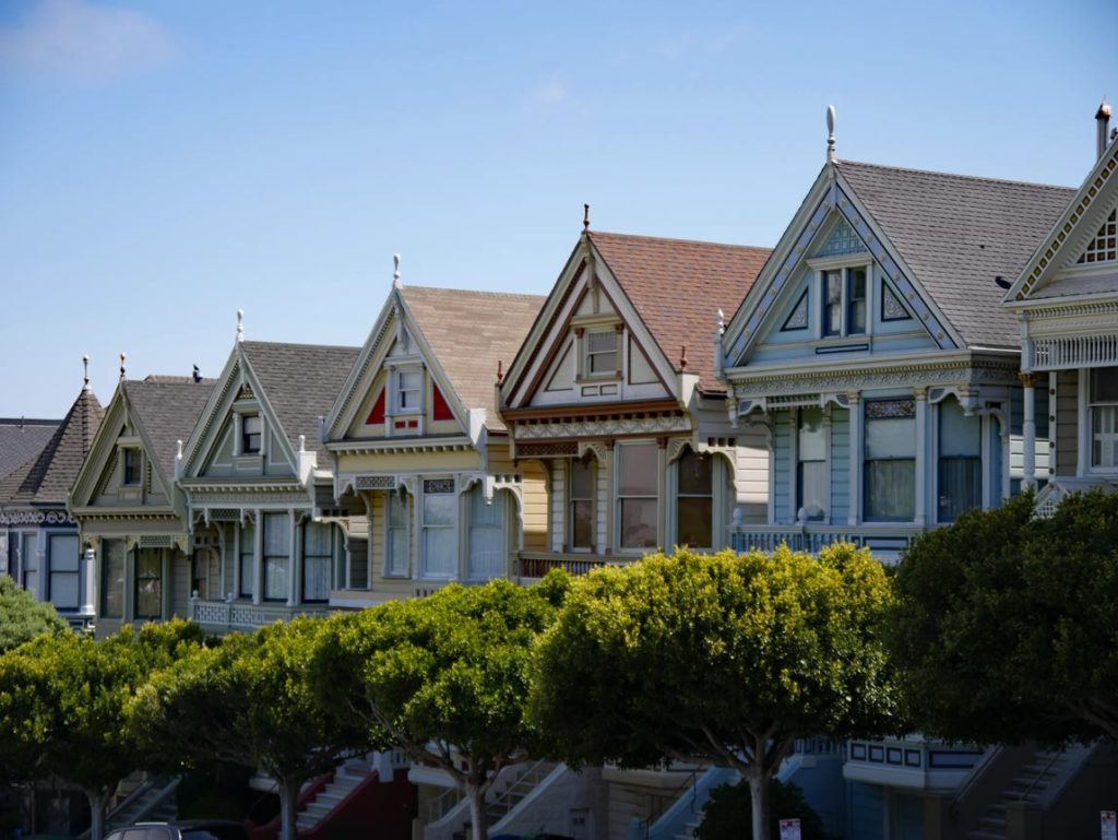 haeuserreihe-in-san-francisco-mit-mehreren-bunten-villen-painted-ladies