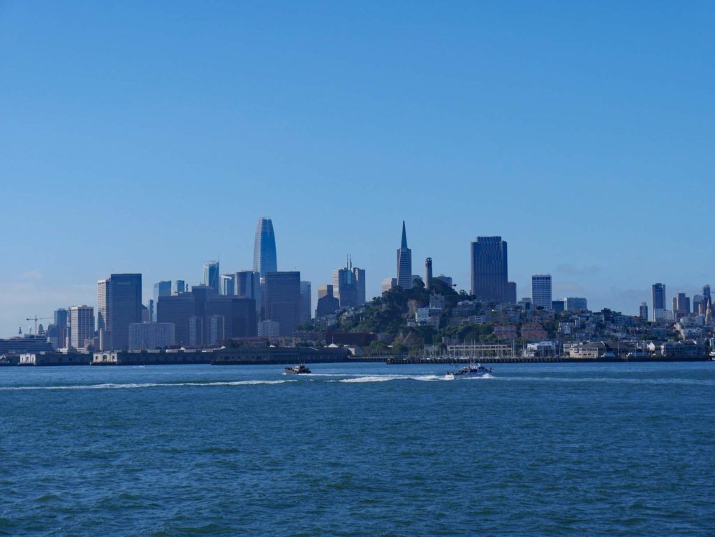 blick-auf-die-skyline-san-franciscos-von-der-gefaengnisinsel-alcatraz