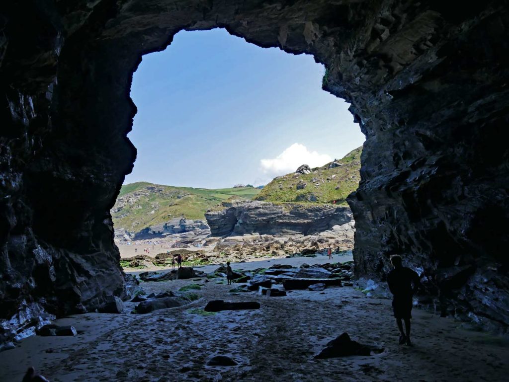 Cornwall mit Kindern - Highlight unseres Roadtrips durch England höhle-trabarwith-beach-strandurlaub-cornwall-mit-kindern