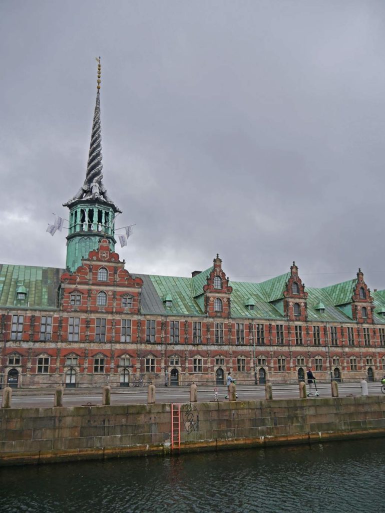 17 Tipps für Kopenhagen mit Kindern - Sehenswürdigkeiten, toller Spielplatz und das beste Museum für Familien alte-boerse-kopenhagen-mit-kindern-familienurlaub-daenemark