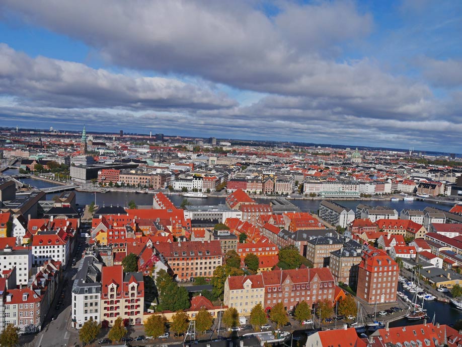 17 Tipps für Kopenhagen mit Kindern - Sehenswürdigkeiten, toller Spielplatz und das beste Museum für Familien ausblick-ueber-kopenhagen-erloeserkirche