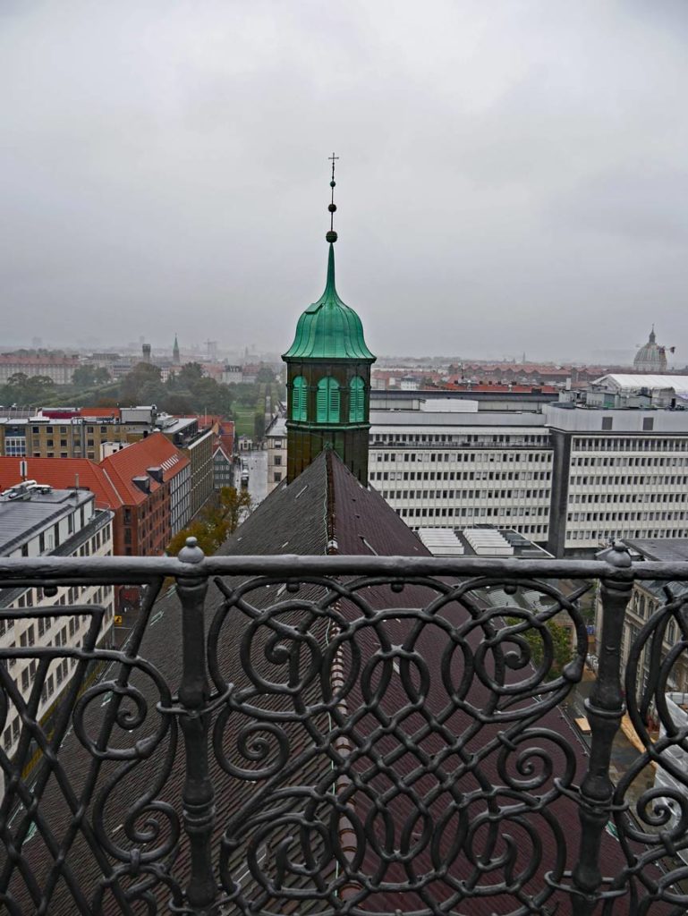 17 Tipps für Kopenhagen mit Kindern - Sehenswürdigkeiten, toller Spielplatz und das beste Museum für Familien blick-aus-fenster-runder-turm-rundetaarn-in-kopenhagen