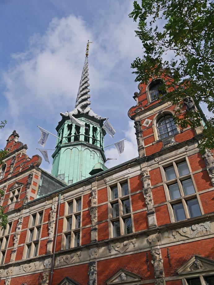 17 Tipps für Kopenhagen mit Kindern - Sehenswürdigkeiten, toller Spielplatz und das beste Museum für Familien ehemalige-boerse-sehenswuerdigkeiten-kopenhagen-mit-kindern