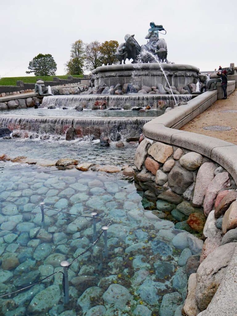 17 Tipps für Kopenhagen mit Kindern - Sehenswürdigkeiten, toller Spielplatz und das beste Museum für Familien gefion-brunnen-in-kopenhagen-mit-frau-mit-peitsche-und-vier-bullen