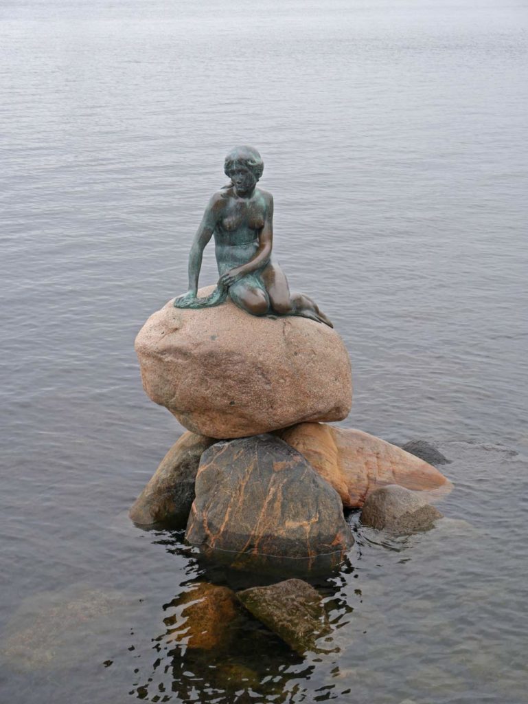 17 Tipps für Kopenhagen mit Kindern - Sehenswürdigkeiten, toller Spielplatz und das beste Museum für Familien kleine-meerjungfrau-den-lille-havrue-figut-auf-stein-im-wasser-in-kopenhagen