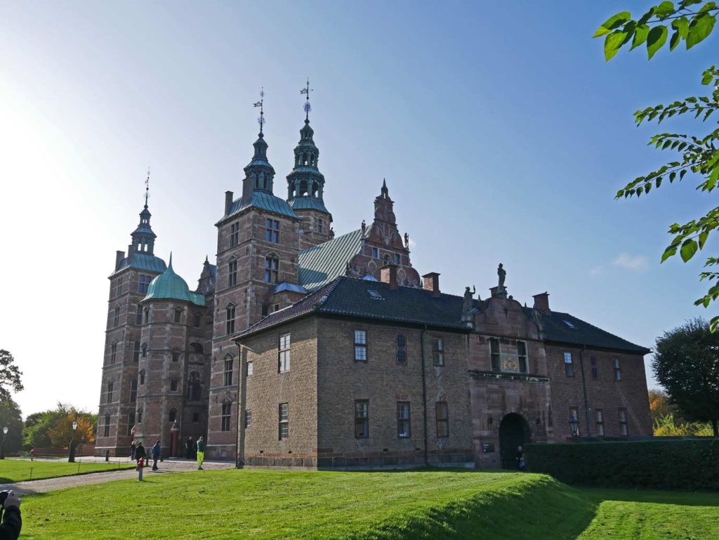 17 Tipps für Kopenhagen mit Kindern - Sehenswürdigkeiten, toller Spielplatz und das beste Museum für Familien schloss-rosenborg-aussenansicht-rotes-gebaeude-mit-tuermen