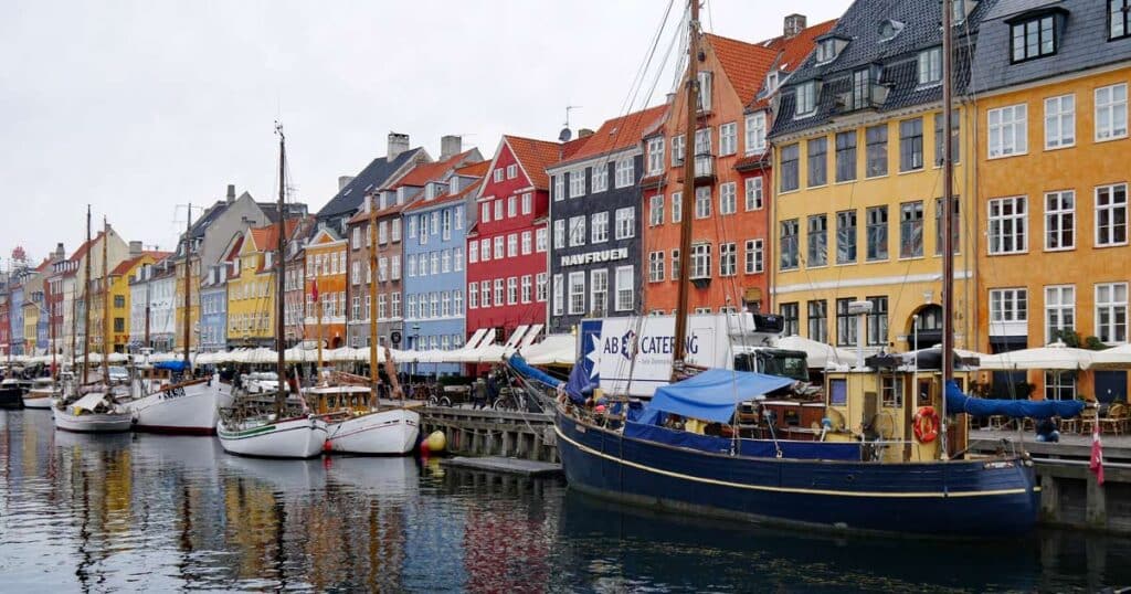 hafen.in-nyhaven-in-kopenhagen-mit-bunten-haeusern-am-kanal