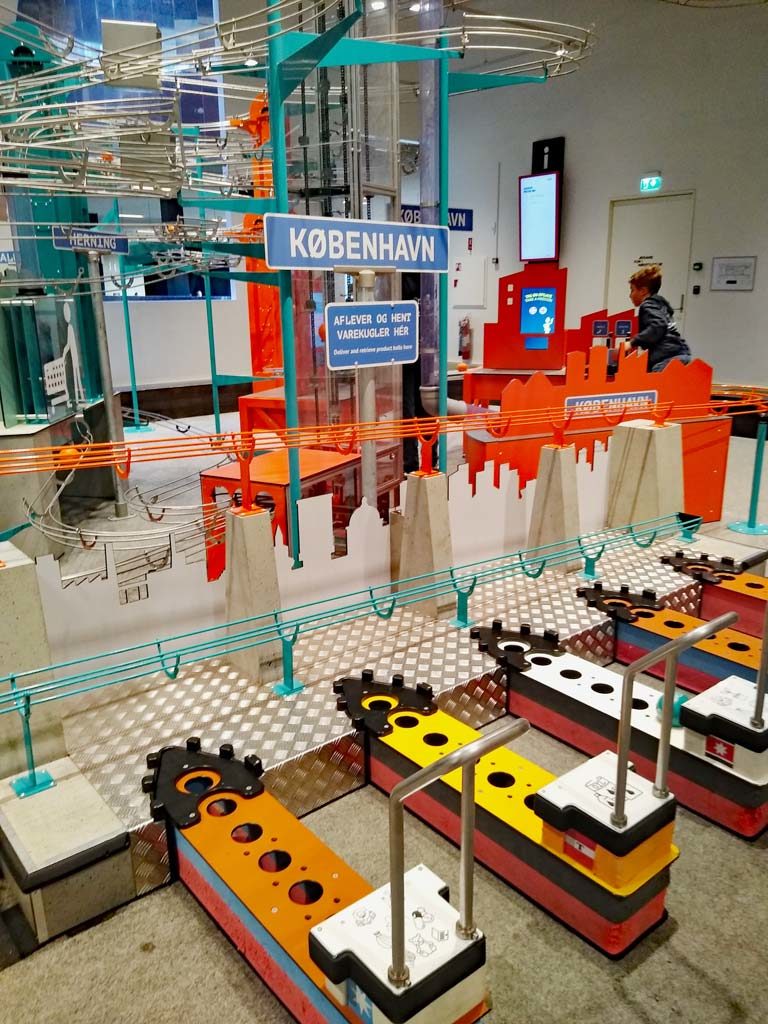 17 Tipps für Kopenhagen mit Kindern - Sehenswürdigkeiten, toller Spielplatz und das beste Museum für Familien kugelbahn-experimentarium-kindermuseum-kopenhagen-mit-kindern