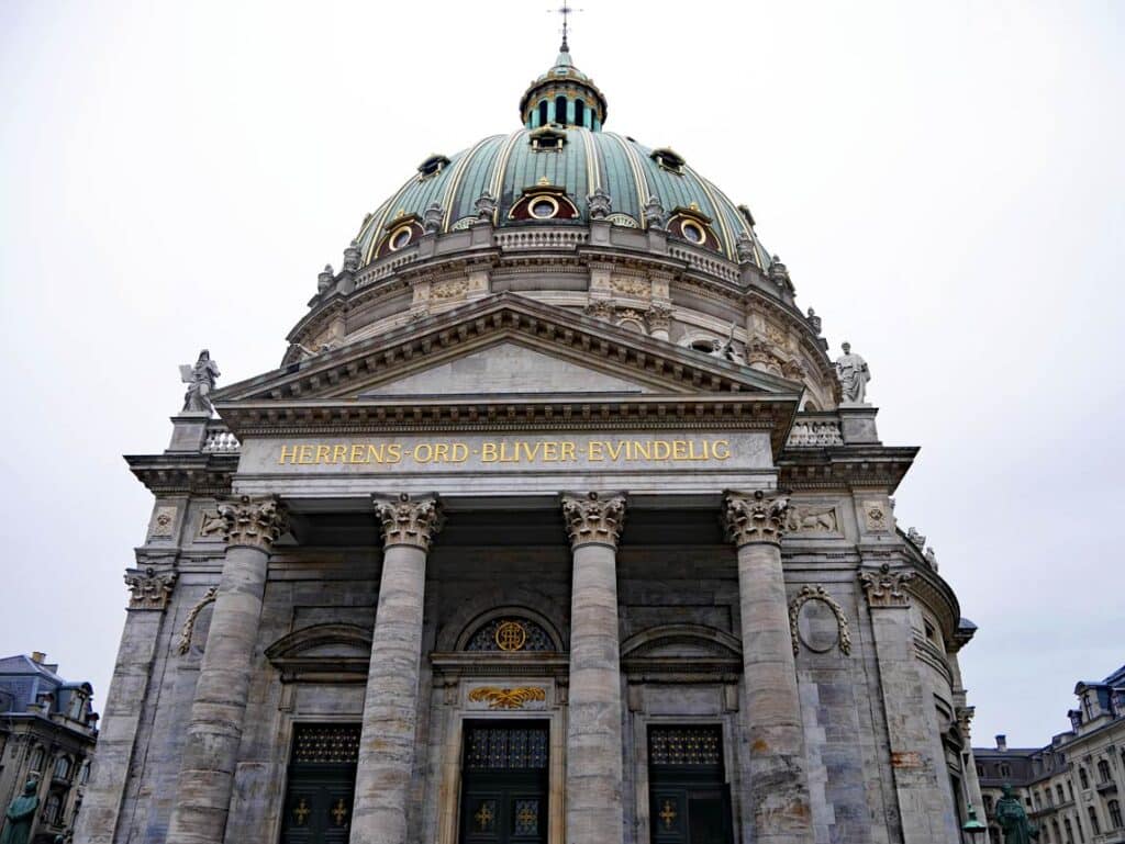17 Tipps für Kopenhagen mit Kindern - Sehenswürdigkeiten, toller Spielplatz und das beste Museum für Familien marmorkirche-in-kopenhagen-mit-grosser-kuppel-aussensansicht
