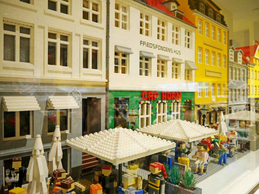 17 Tipps für Kopenhagen mit Kindern - Sehenswürdigkeiten, toller Spielplatz und das beste Museum für Familien legostore-in-kopenhagen-nyhavn-nachgebaut-aus-lego