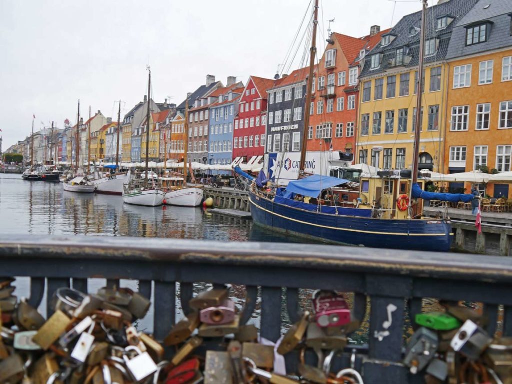 17 Tipps für Kopenhagen mit Kindern - Sehenswürdigkeiten, toller Spielplatz und das beste Museum für Familien nyhavn-sehenswuerdigkeiten-kopenhagen-mit-kindern