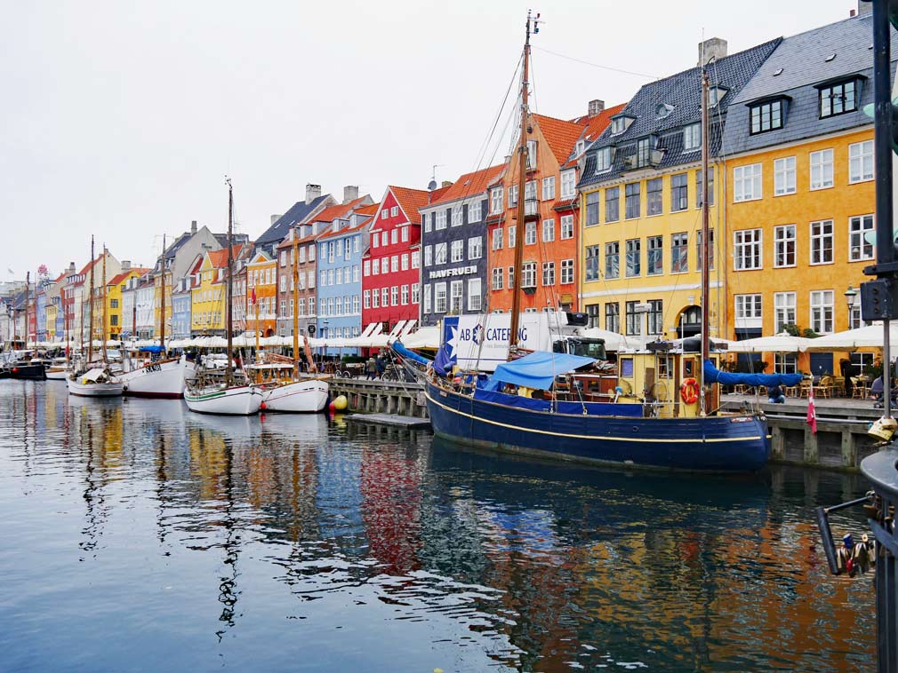 17 Tipps für Kopenhagen mit Kindern - Sehenswürdigkeiten, toller Spielplatz und das beste Museum für Familien bunte-haeuser-in-nyhavn-am-kanal--mit-schiffen-in-kopenhagen