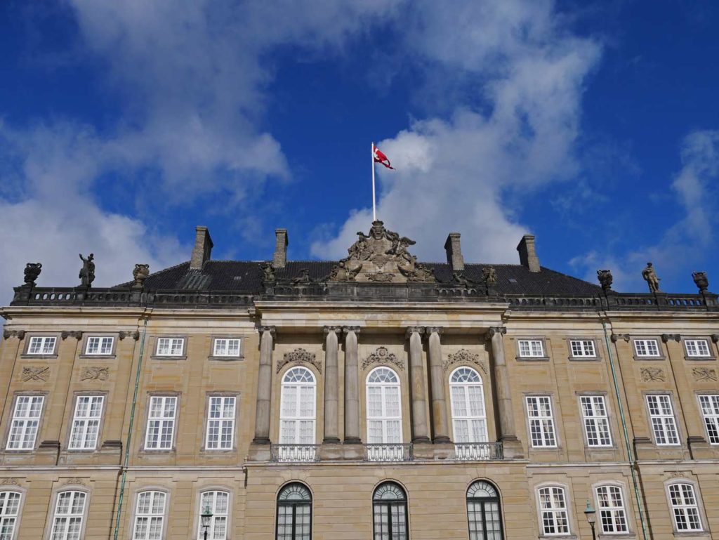 17 Tipps für Kopenhagen mit Kindern - Sehenswürdigkeiten, toller Spielplatz und das beste Museum für Familien schloss-amalienborg-helles-gebaeude-an-blauem-himmel