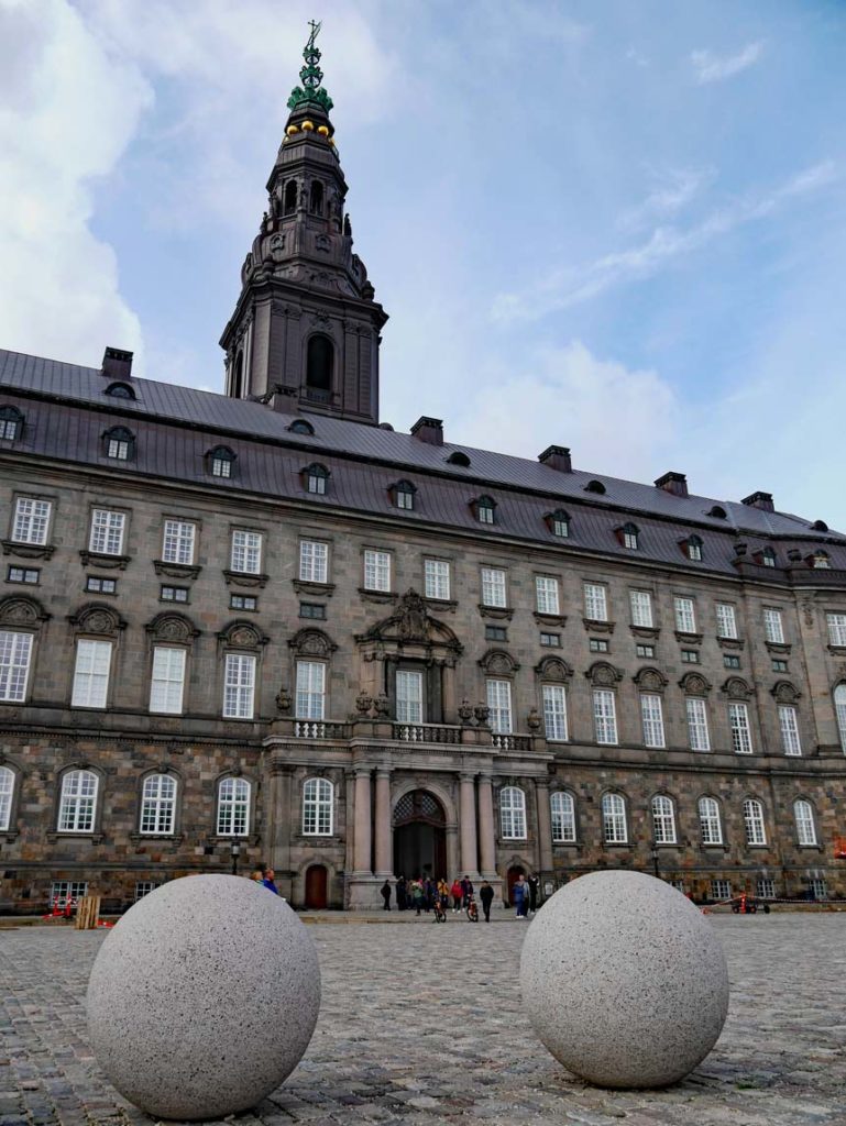 17 Tipps für Kopenhagen mit Kindern - Sehenswürdigkeiten, toller Spielplatz und das beste Museum für Familien schloss-christiansborg-sehenswuerdigkeiten-kopenhagen-mit-kindern