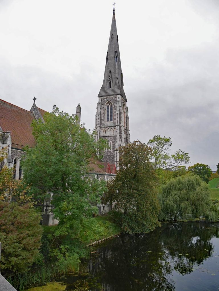 17 Tipps für Kopenhagen mit Kindern - Sehenswürdigkeiten, toller Spielplatz und das beste Museum für Familien st-albans-church-sehenswuerdigkeiten-kopenhagen-mit-kindern