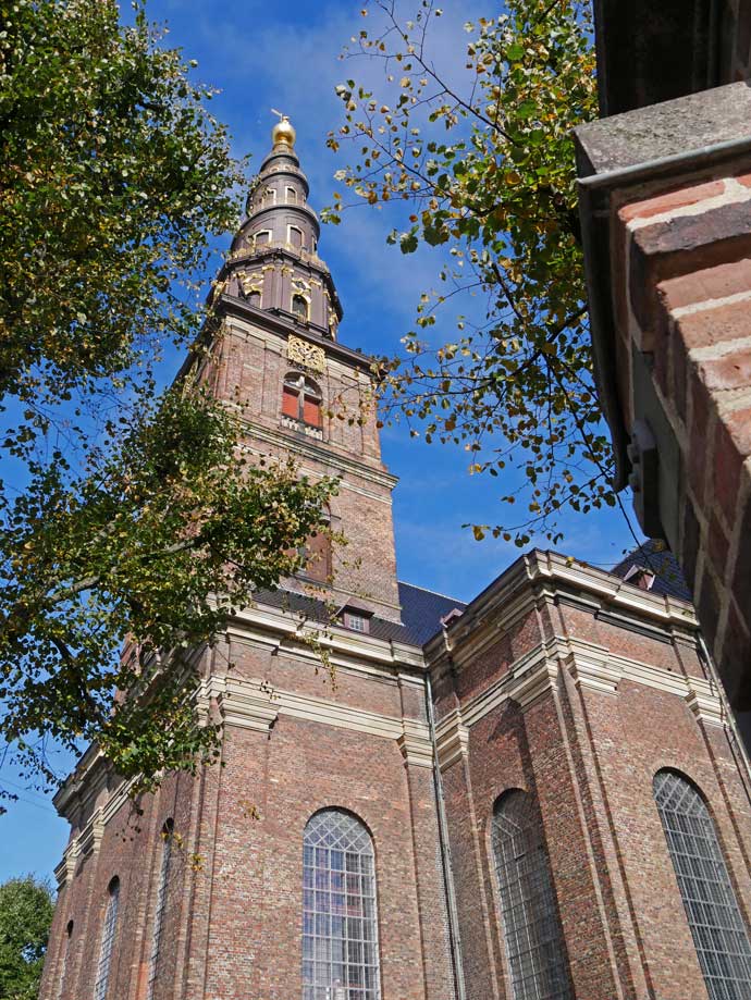 17 Tipps für Kopenhagen mit Kindern - Sehenswürdigkeiten, toller Spielplatz und das beste Museum für Familien vor-frelsers-kirke-attraktionen-kopenhagen-mit-kindern