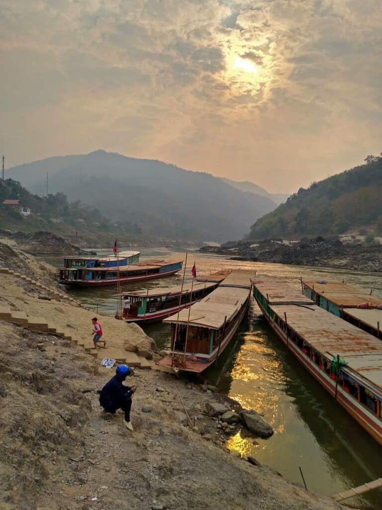 kleine-boote-im-sonnenaufgang-auf-dem-mekong-Laos-checkliste-weltreise-mit-kindern