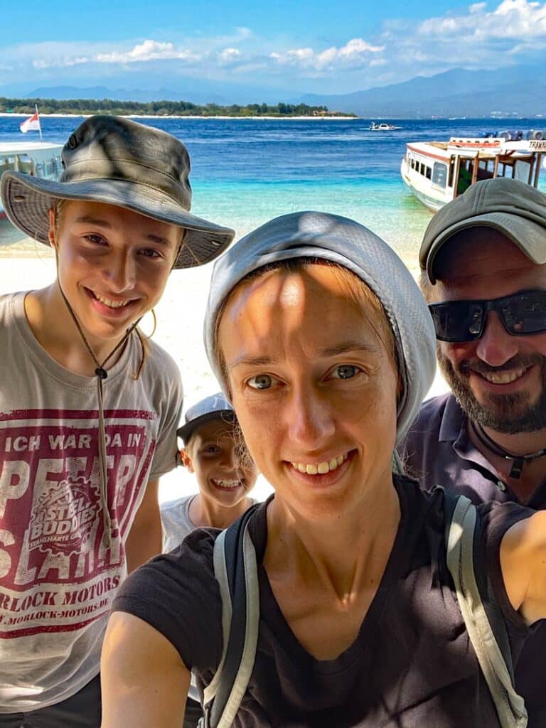 Checkliste Weltreise mit Kindern - alles was ihr beachten solltet strandfamilie-indonesien-weltreise-vorbereitungen