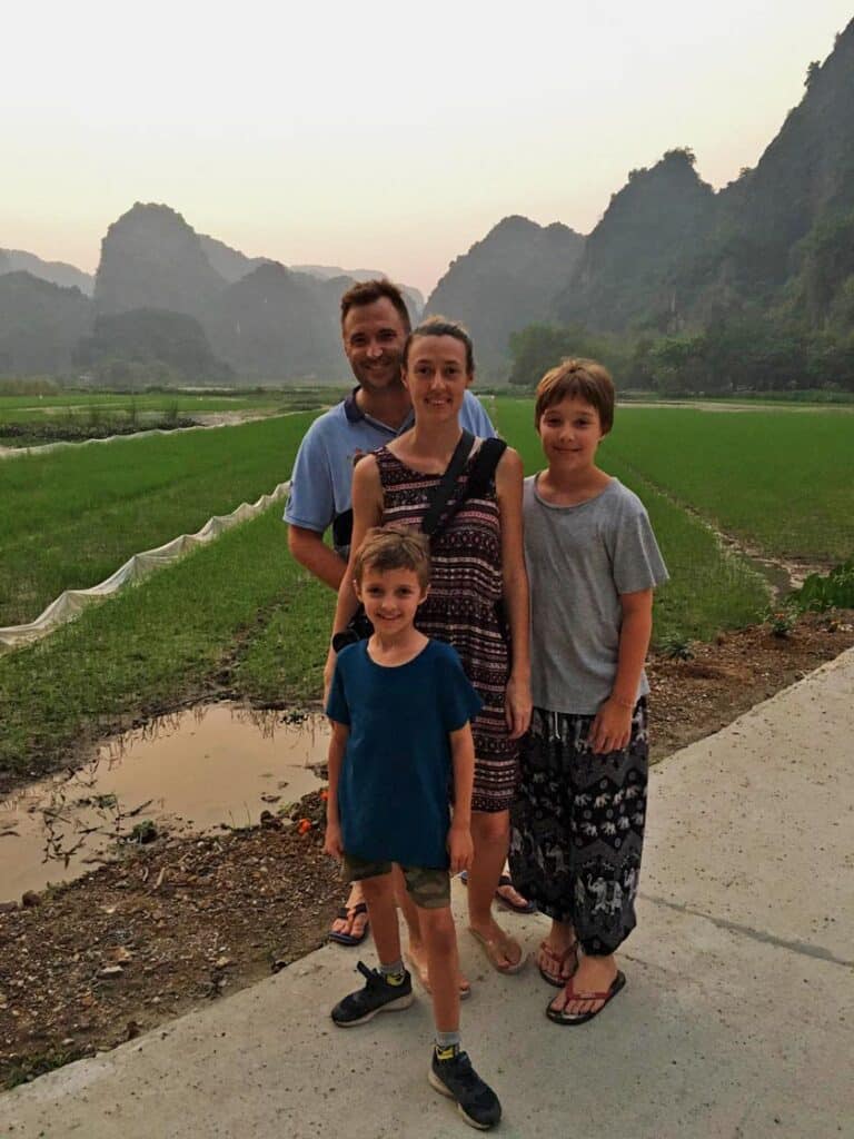 Checkliste Weltreise mit Kindern - alles was ihr beachten solltet strandfamilie vietnam checkliste weltreise mit kindern