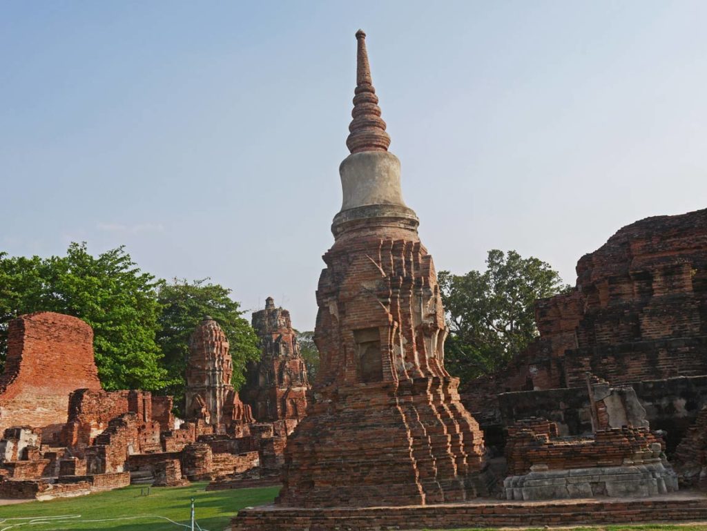 buddhismus wat mahatat ayutthaya thailand mit kindern