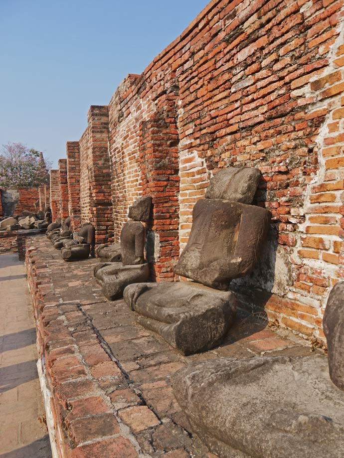 enthauptete-buddha-statuen-ayutthaya-mit-kindern