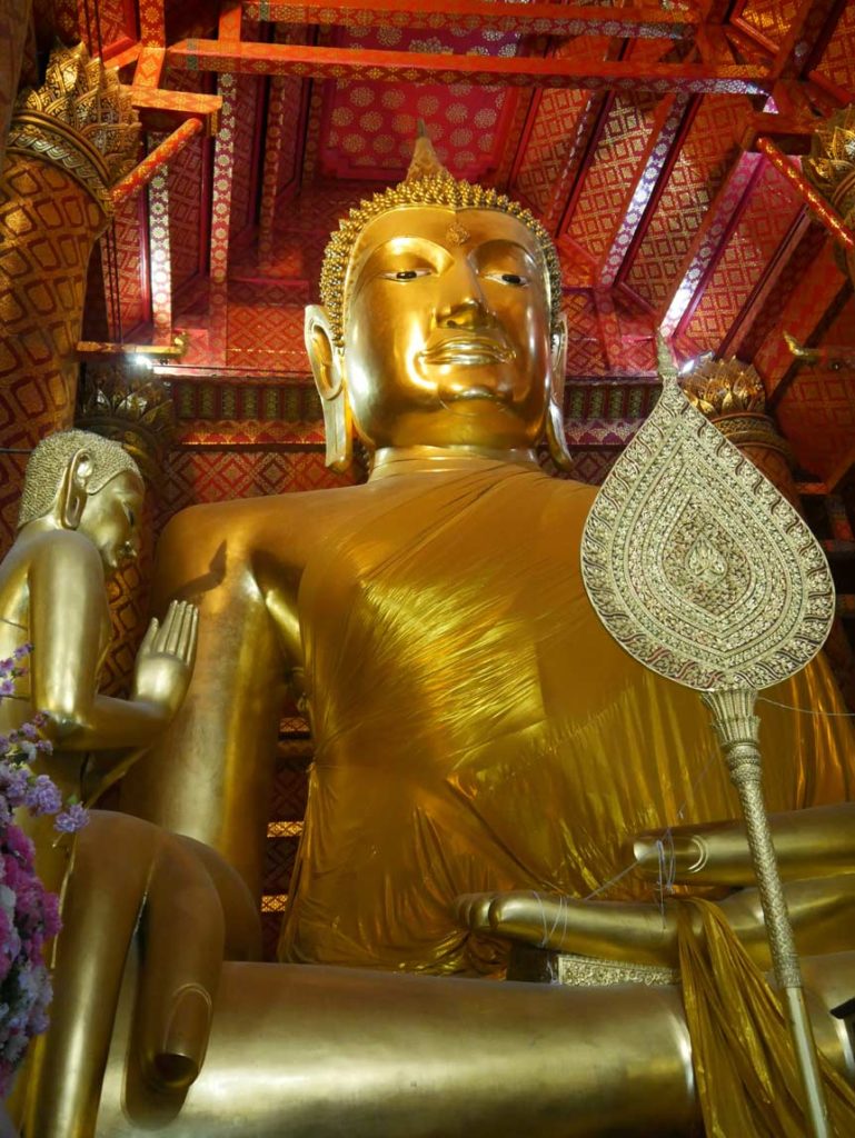 großer-goldener-buddha-ayutthaya-mit-kindern