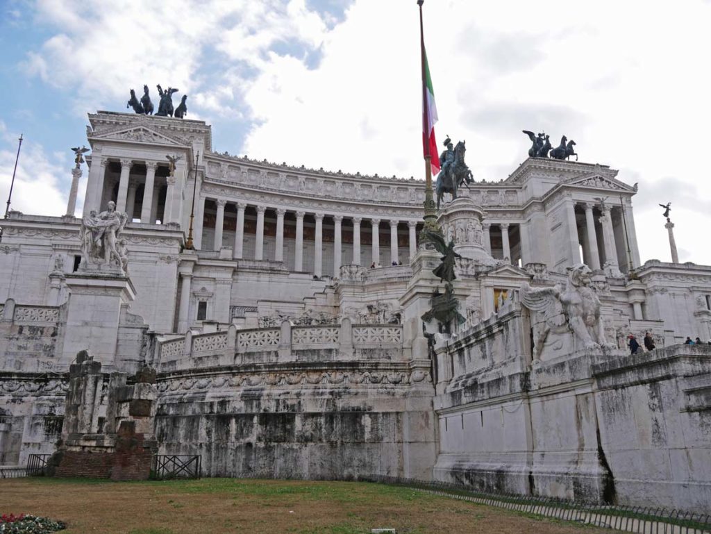 nahansicht-monumentp-a-vittorio-emanuele-II-in-rom-weisses-marmorgebaeude