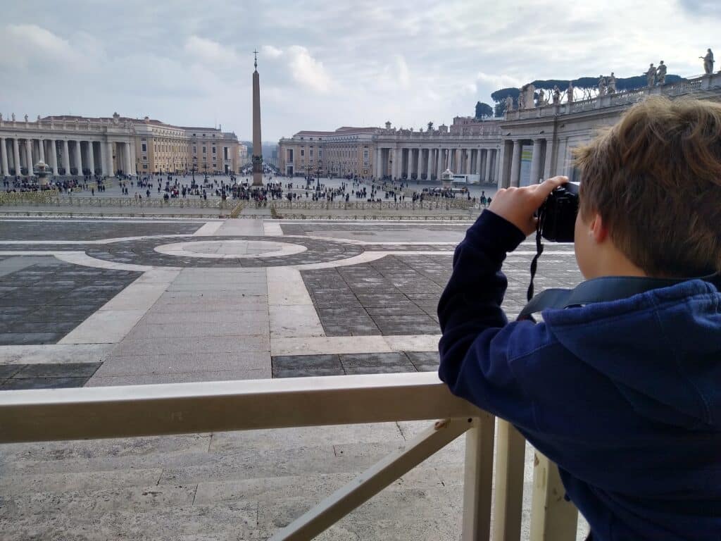 Vatikan mit Kindern - das solltet ihr gesehen haben kind-mit-fernglas-auf-dem-petersplatz-im-vatikan