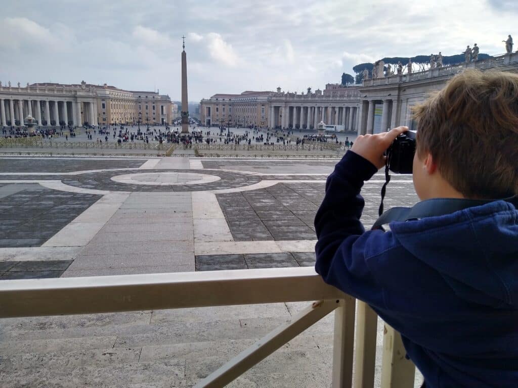 kind-mit-fernglas-auf-dem-petersplatz-im-vatikan