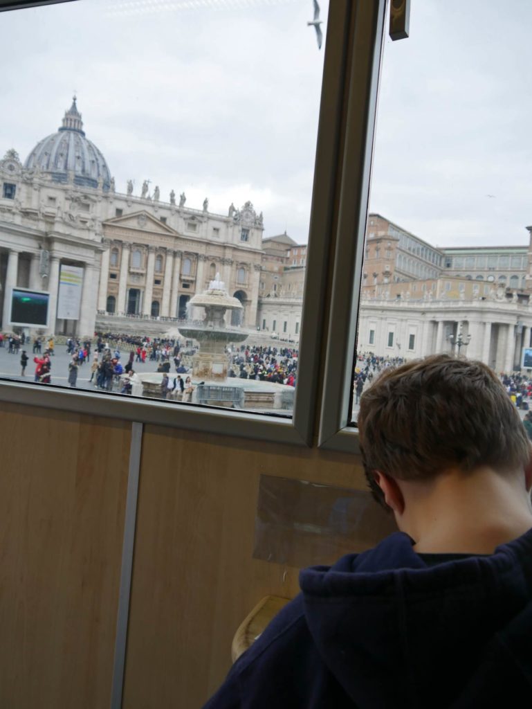 Vatikan mit Kindern - das solltet ihr gesehen haben kind-schreibt-postkarte-in-vatikanischer-post-mit-blick-auf-petersdom
