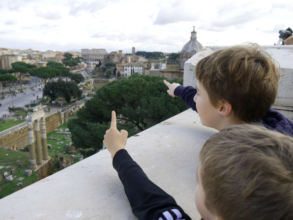 zwei kinder blicken auf rom